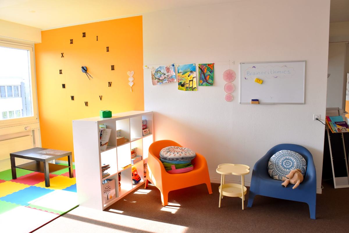 Mathematikkurs in einer kleinen Gruppe im Schulzimmer von Brainorithmics