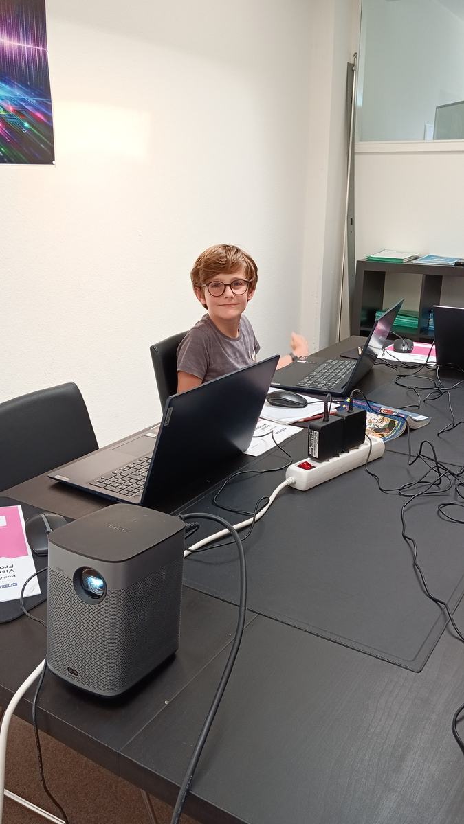 Kind programmiert am Laptop im Programmierkurs von Brainorithmics